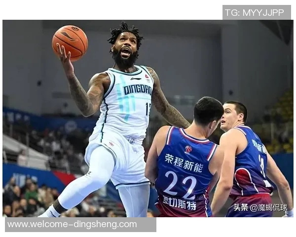 鲍威尔半场表现出色9投4中砍下15分助力球队取得领先优势